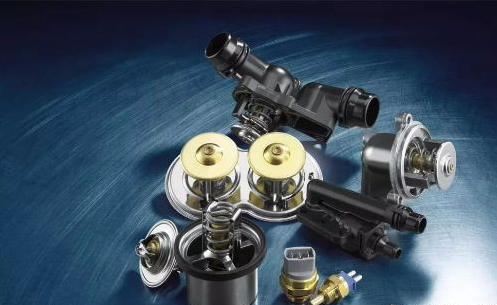 ���ֳ�ʽ�������������ɢ�����ϡ���ˮ�ܵ��²�,��֤�����������¶���